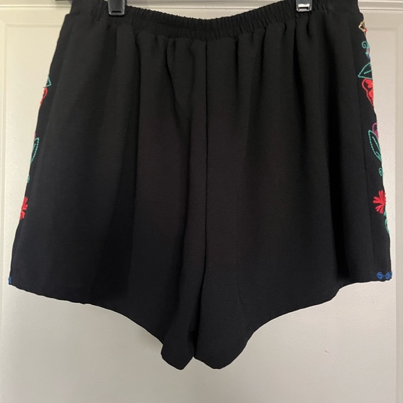 Floral shorts (matching set- bottom) - Picture 2 of 4